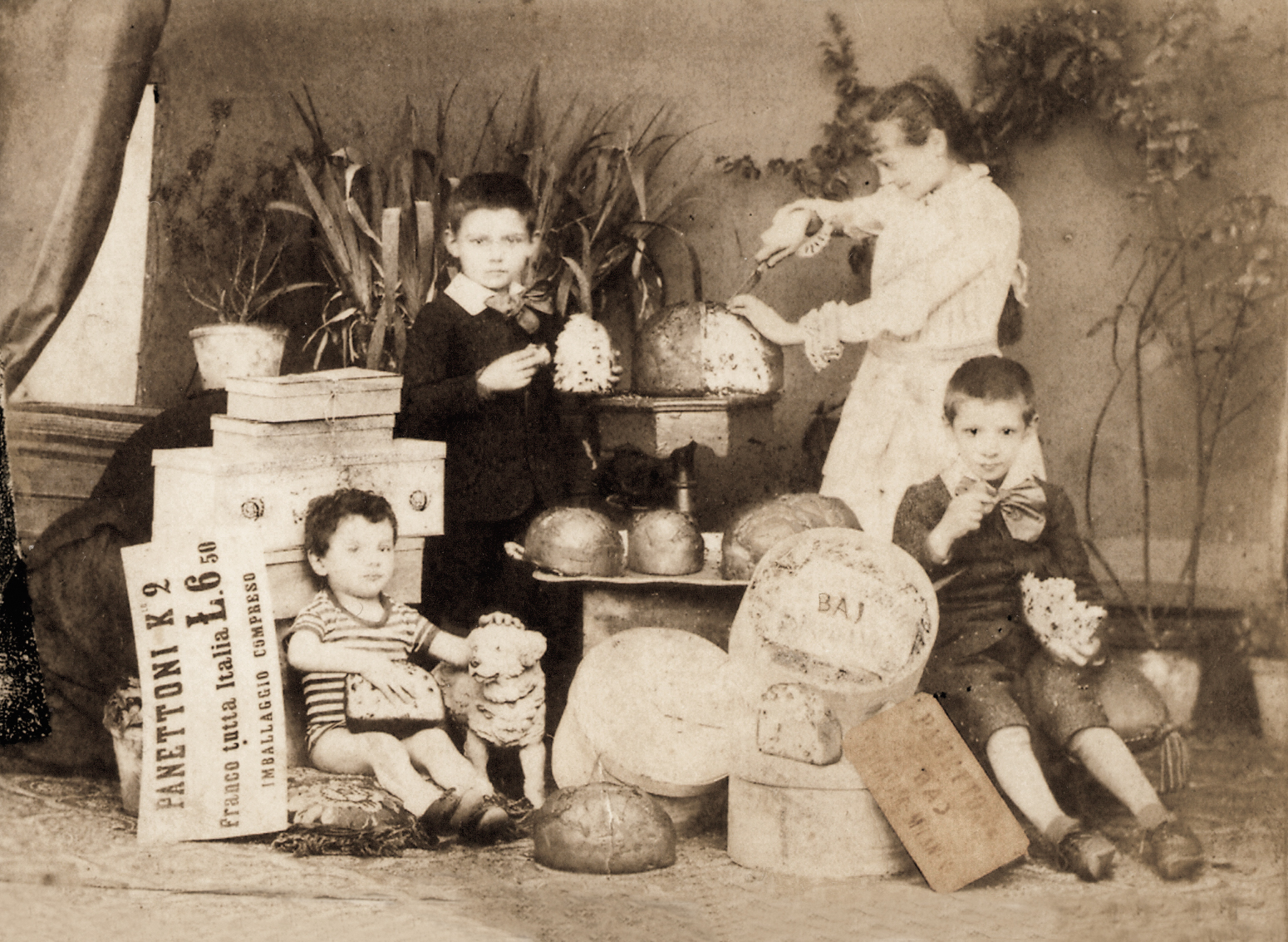 Famiglia Baj con i Panettoni Baj in una foto pubblicitaria di fine '800