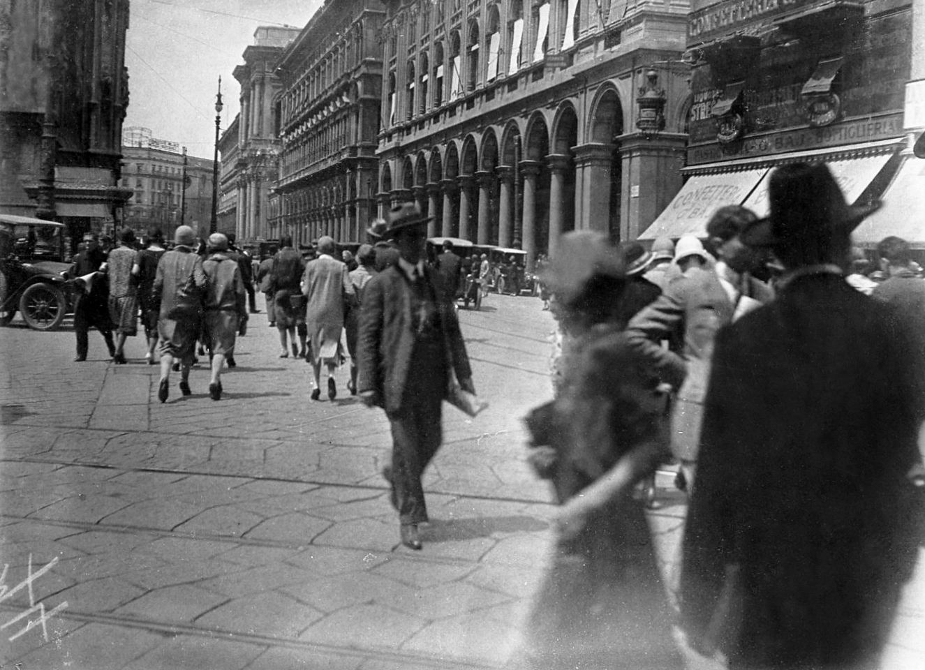 Foto d'epoca Confetteria Baj - Piazza Duomo - Anni '20